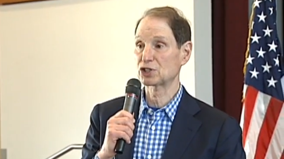 Oregon Senator Ron Wyden 900th Town Hall Comments On Journalists | KATU