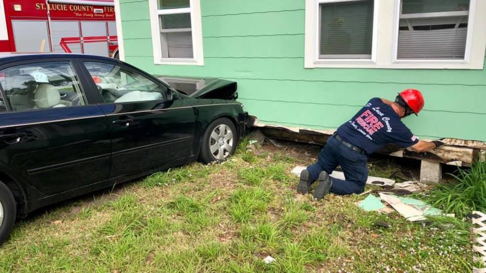 Car hits house after crash in Fort Pierce | WTVX