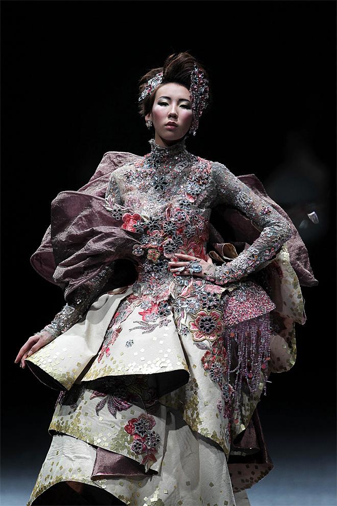 Photos: Bizarre, elegant styles at Singapore Fashion Week | KOMO