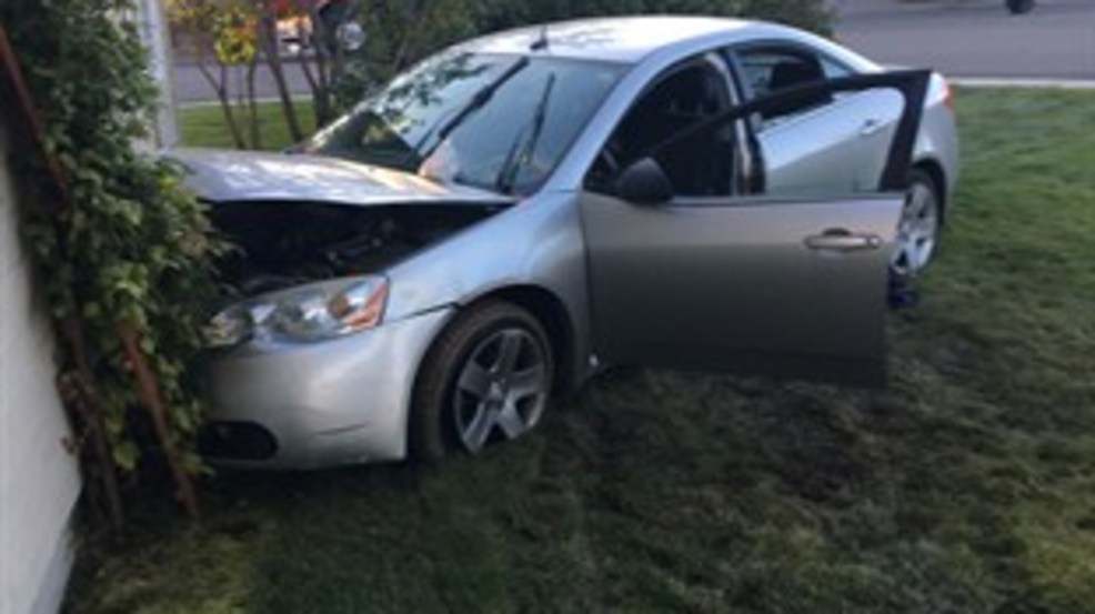 Boise Police Car crashes into two houses KBOI
